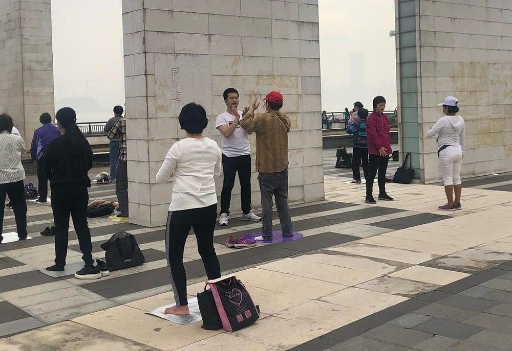 Prolaznici zastaju da bi naučili vježbe.