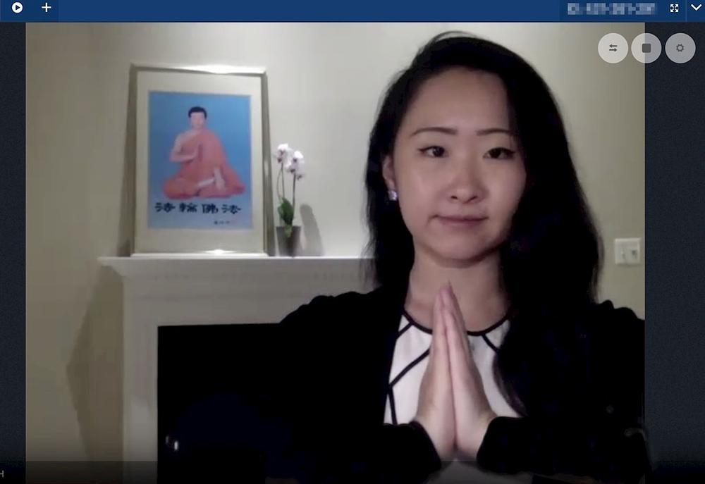 Emily pozdravlja Učitelja i praktikante prije čitanja svoga teksta.