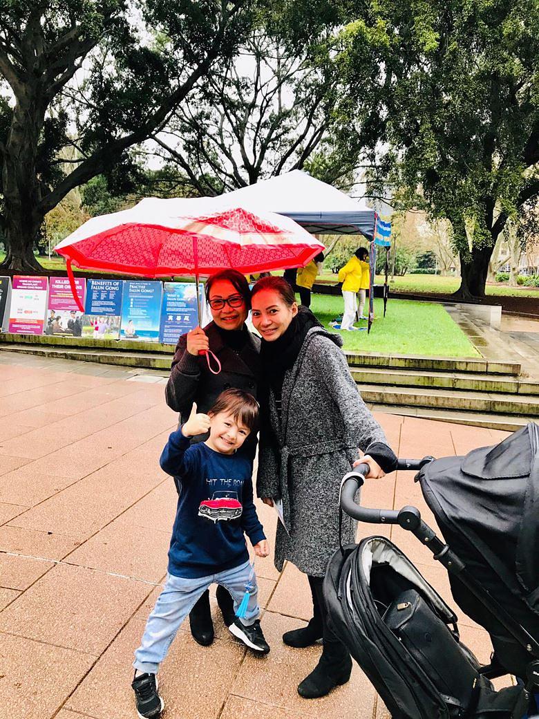 Chantel (desno), sa sinom i prijateljicom.