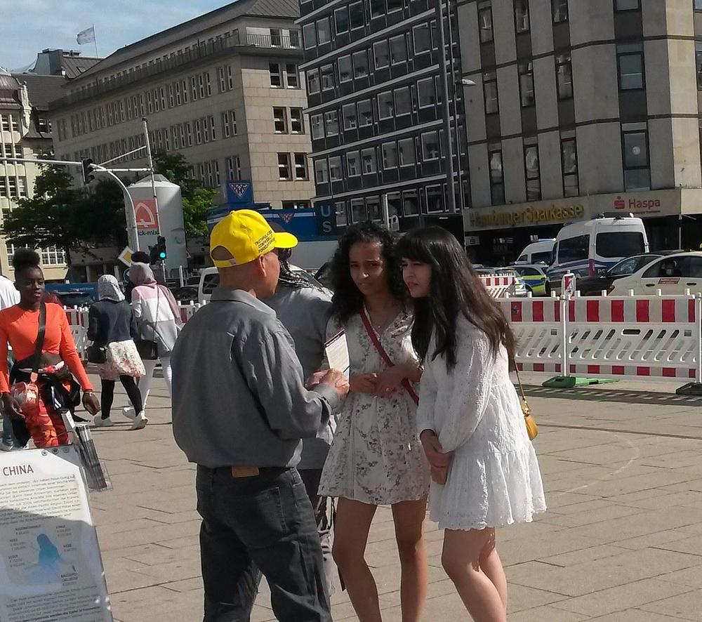 Ljudi uče o Falun Gongu i progonu kojeg provodi KPK