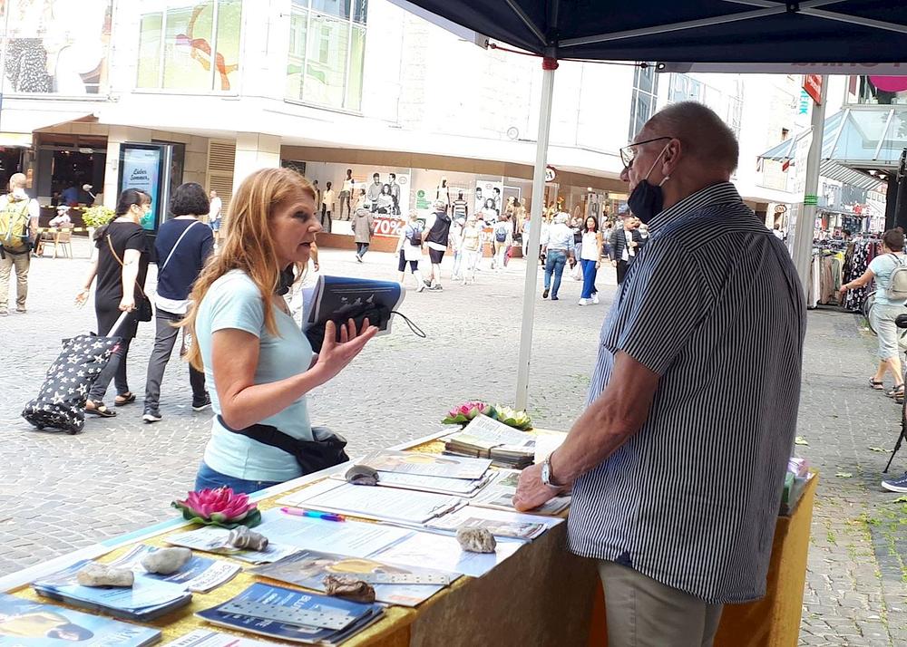 Jedna se žena zaustavila da zatraži više informacija.