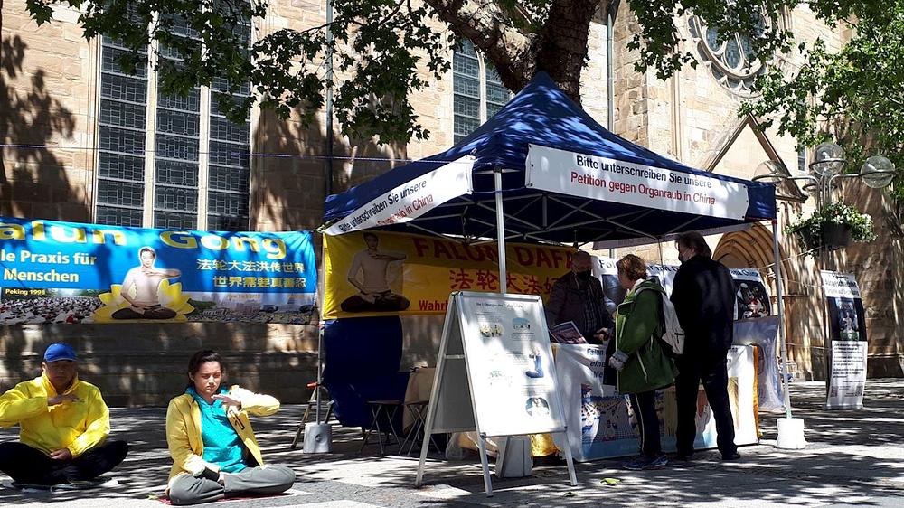 Falun Dafa praktikanti demonstriraju izvođenje vježbi u centru Dortmunda.