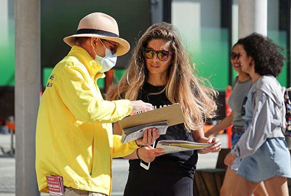 Praktikanti prolaznicima dijele informacije o progonu u Kini.