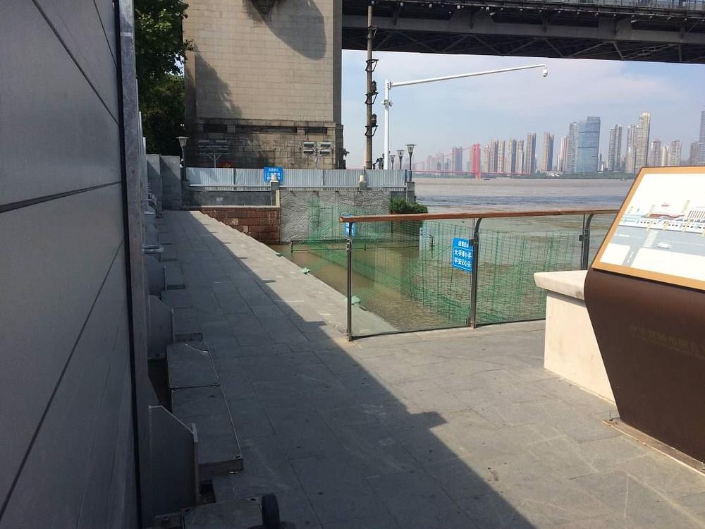 Voda je gotovo u ravnini s tlom.