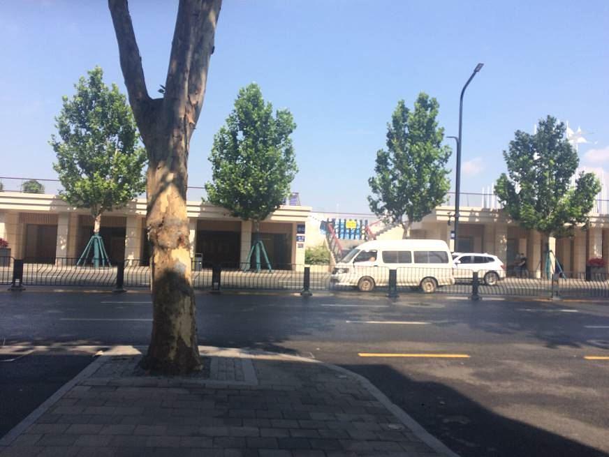 Policijski automobil patrolira kontroliranim područjem, kako bi se spriječilo mještane da se približavaju rijeci.