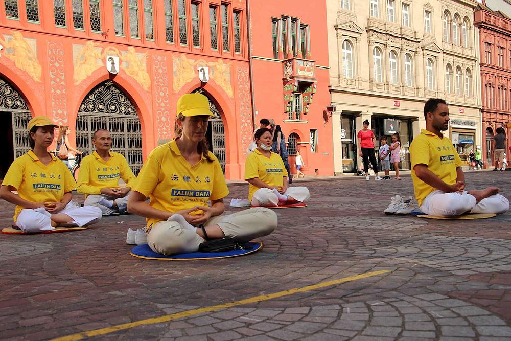 Praktikanti demonstriraju pokrete vježbi.