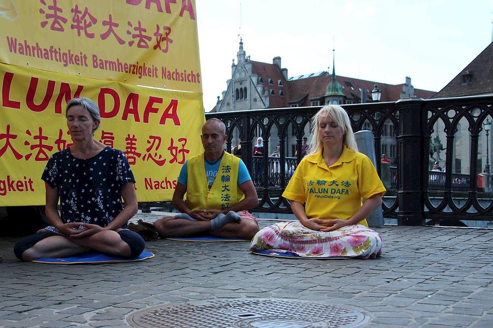 Praktikanti demonstriraju izvođenje vježbi kraj rijeke Limmat u Cirihu.