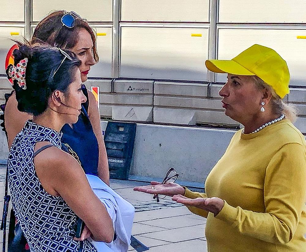 Gulli trima Irankama predstavlja Falun Dafa 