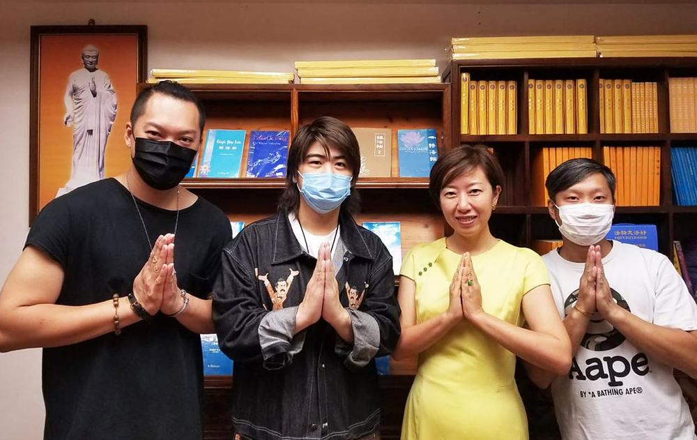 Poznati pjevač Tommy Yuen (na slici drugi slijeva), direktor restorana 