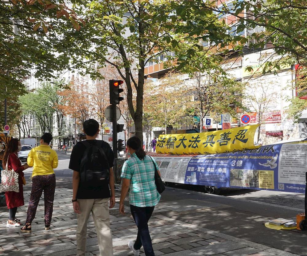 Praktikanti postavljaju transparente u Kineskoj četvrti 