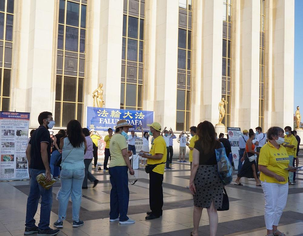 Praktikanti redovno održavaju aktivnosti na Trgu ljudskih prava u Parizu
 