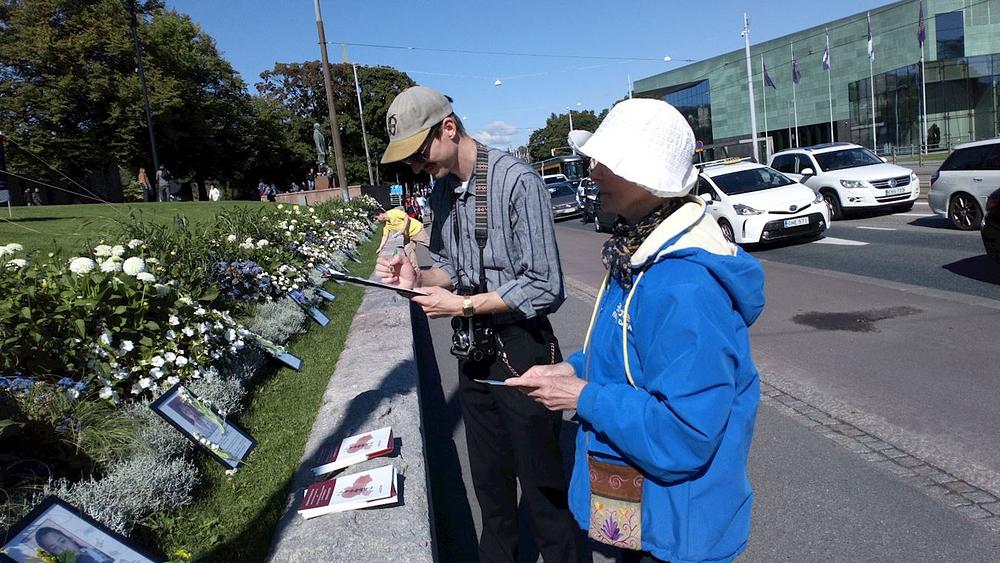Ljudi pokazuju svoju podršku zaustavljanju progona u Kini.