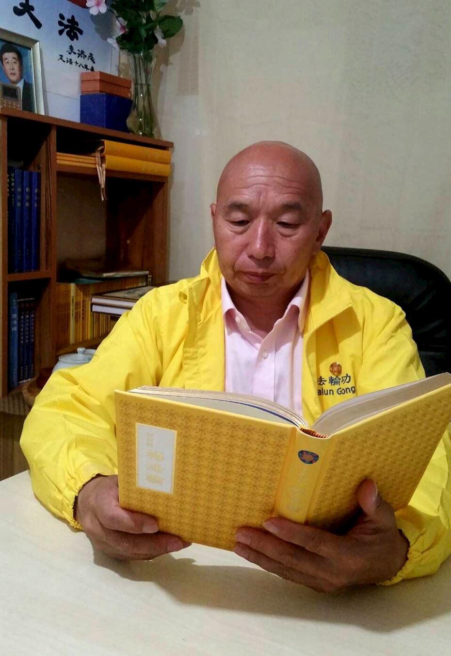 Gospodin Wang Jianzhong uči *Zhuan Falun*