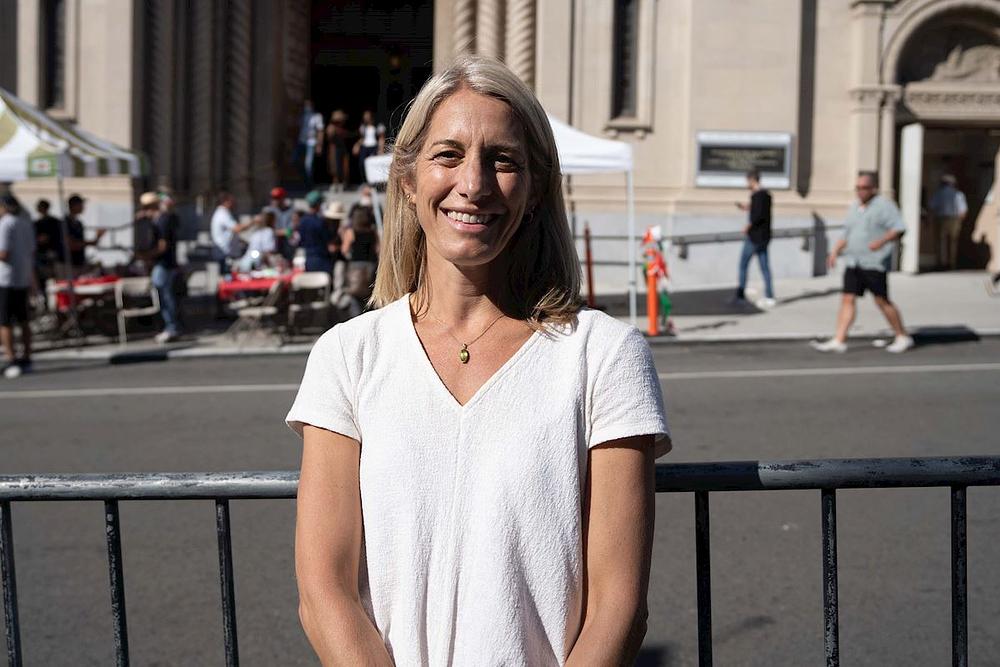 Voditeljka Traci Meekman zahvaljuje praktikantima Falun Dafe na učešću u događaju.