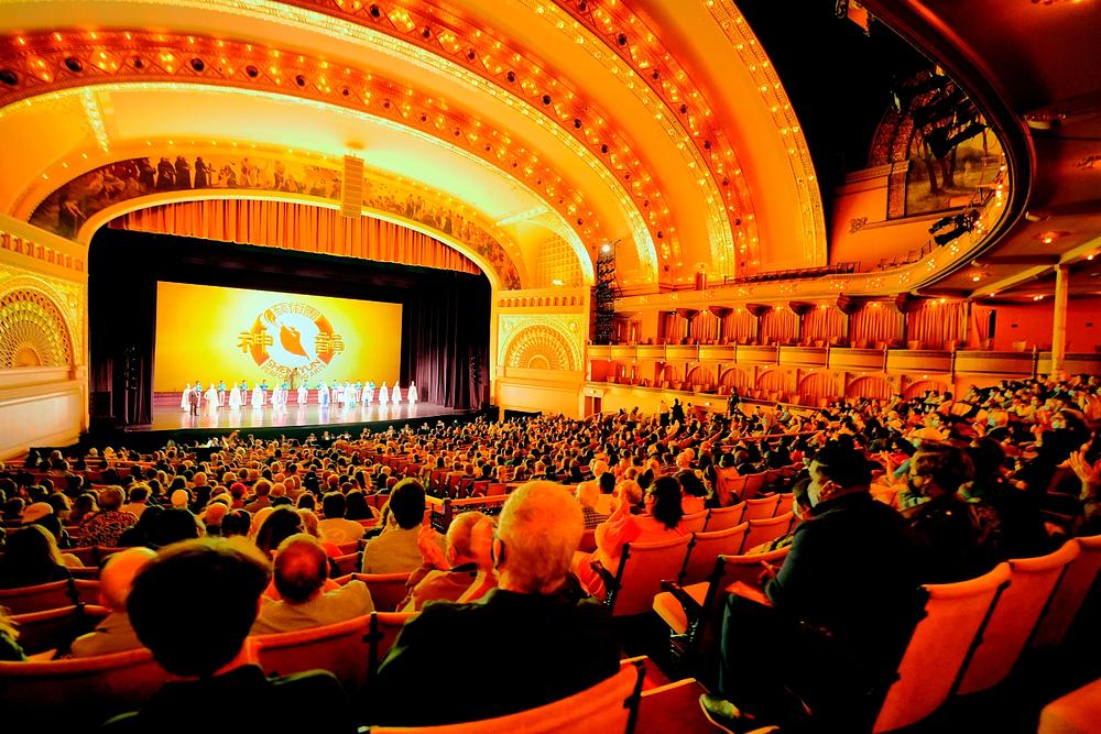 Poziv na zavesu trupi Shen Yun New York Company u Auditorium Theatre u Čikagu, Ilinois, 10. oktobra 2021. Trupa je imala tri predstave u Čikagu od 9. do 10. oktobra.