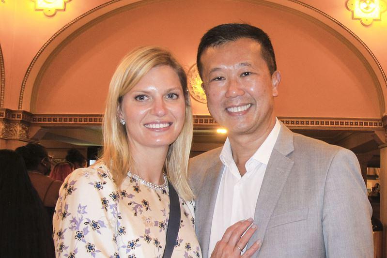 Jack Truong, predsednik i izvršni direktor kompanije James Hardie Industries PLC, i njegova supruga Maria uživali su u predstavi Shen Yun u čikaškom Auditorium Theatreu 9. oktobra 2021.