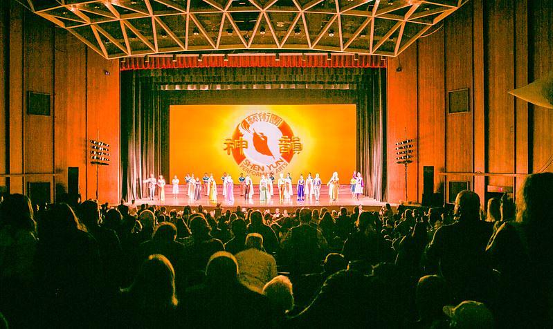 Poziv pred zavjesu izvođačima kompanije Shen Yun World Company u Chrysler Hallu u Norfolku, Virdžinija, 5. novembra. Kompanija je izvela tri predstave u Norfolku 5. i 6. novembra.