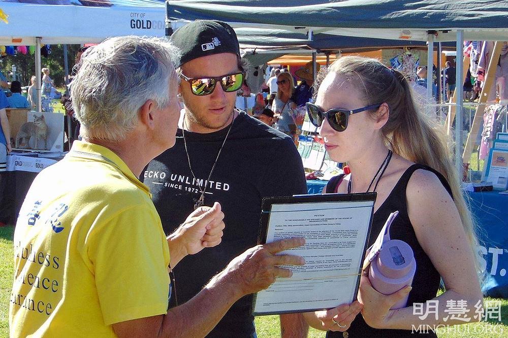 Praktikanti su predstavili Falun Gong prisutnima i objasnili činjenice o progonu prakse u Kini. Mnogi su potpisali peticiju tražeći njen hitan završetak.