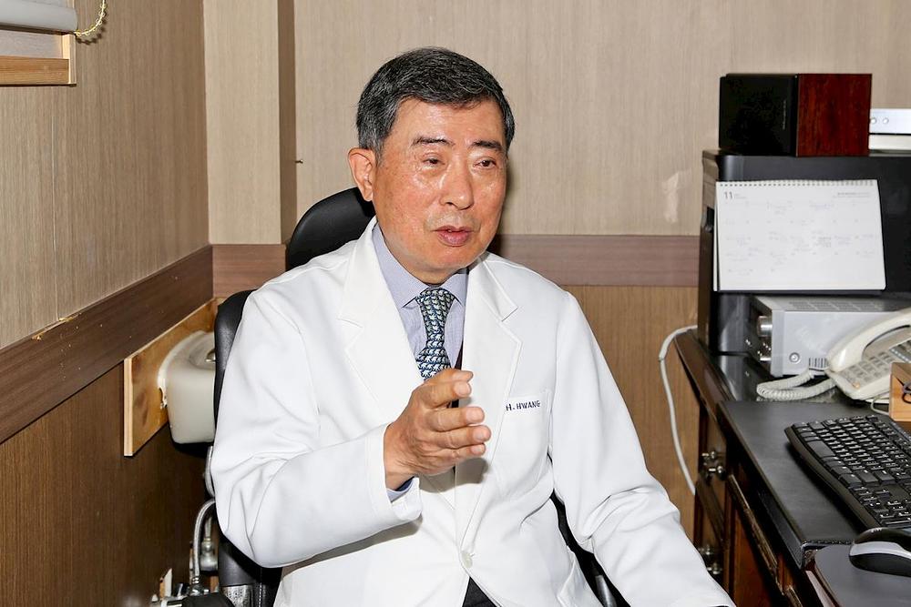 Dr. Hwang Duhwan je specijalist interne medicine već 40 godina i kaže da mu je prakticiranje Falun Dafa omogućilo da pronađe svoje pravo ja.
