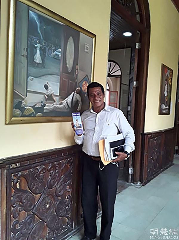 Advokat Gilberto Núñez stoji pored slike koja ga je najviše impresionirala.