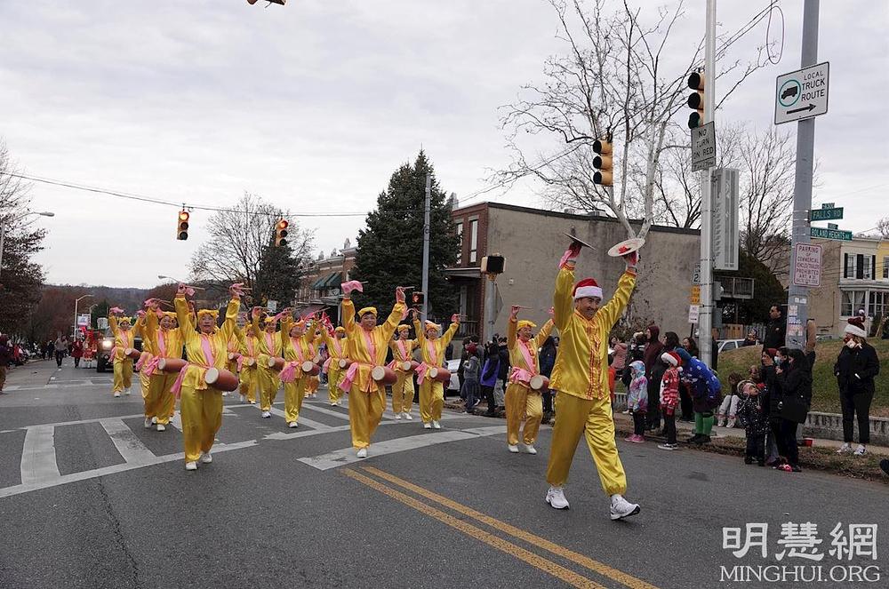 Muzika doboša koju su svirali Falun Gong praktikanti na paradi je prenosila poruku „Svijetu su potrebni principi Istinitosti, Dobrodušnosti, Tolerancije“.