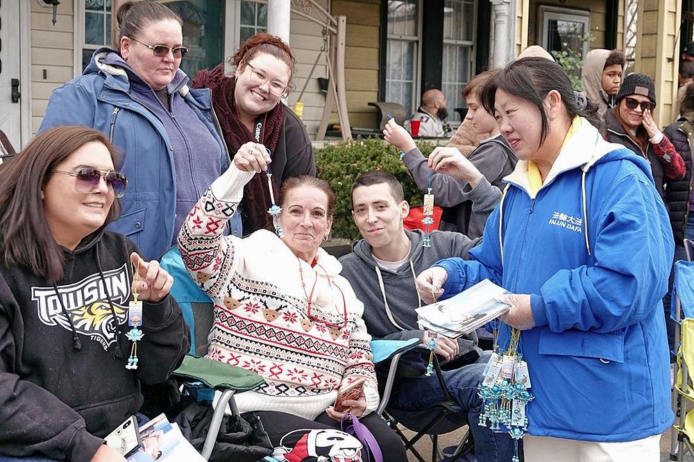 Praktikanti su posjetiocima duž puta kojim se kretala parada dijelili letke i male, ručno rađene papirne cvjetove lotosa s porukom „Falun Dafa je veličanstven”.
