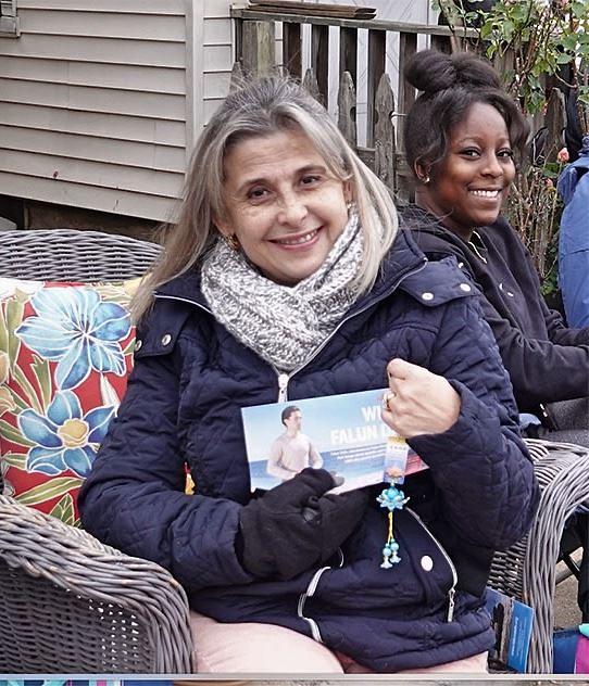 Catalina sa Floride je bila oduševljena što je dobila Falun Dafa letak i lotosov cvijet