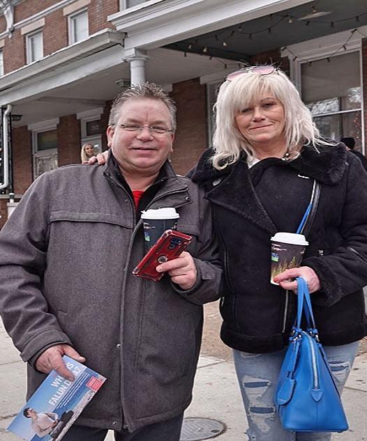 Daniel i njegova supruga Suzanne su uživali u nastupu Falun Dafa praktikanata na paradi.