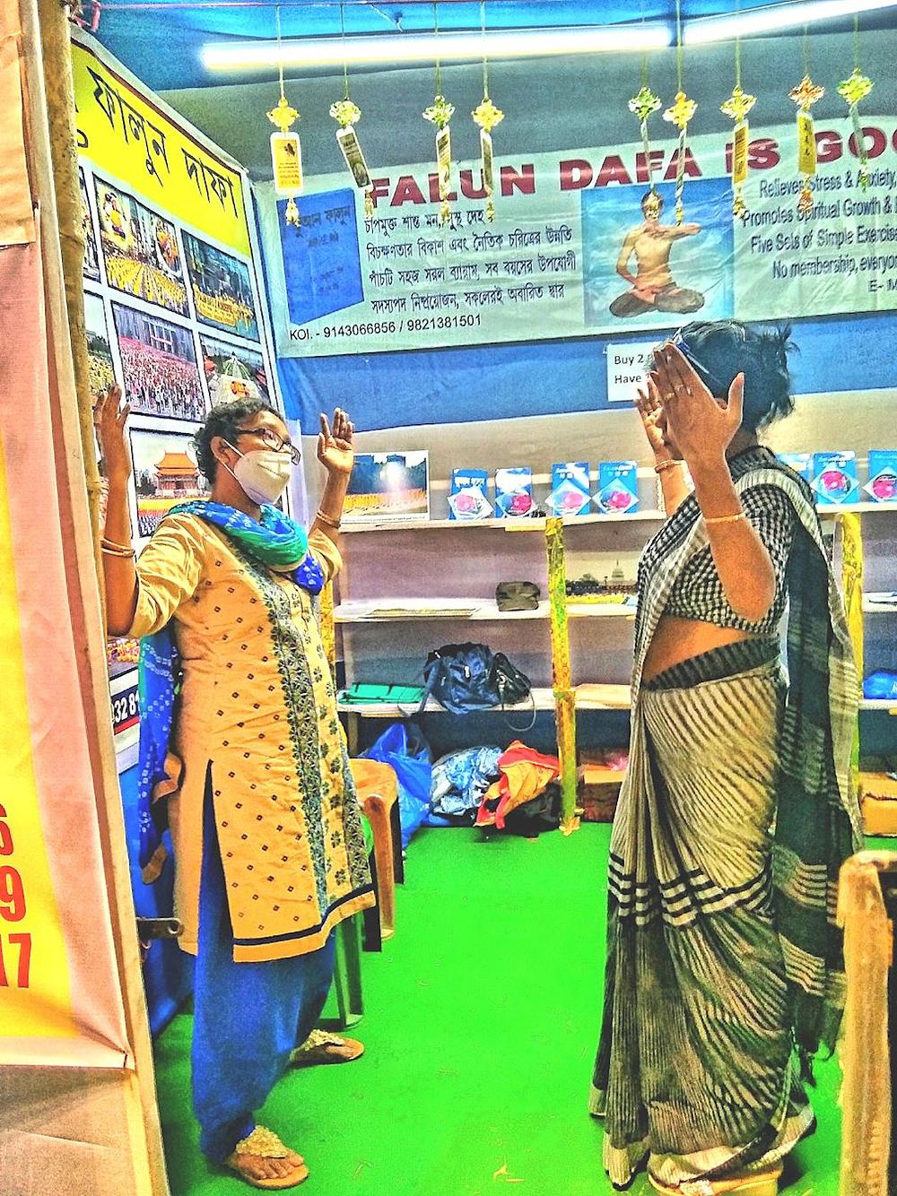 Praktikanti uče posjetioce sajma knjiga  Falun Dafa vježbama.