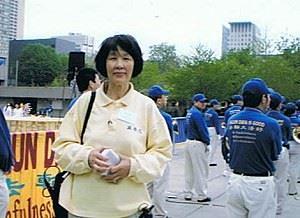 Vang Jinju sada živi u Кanadi.