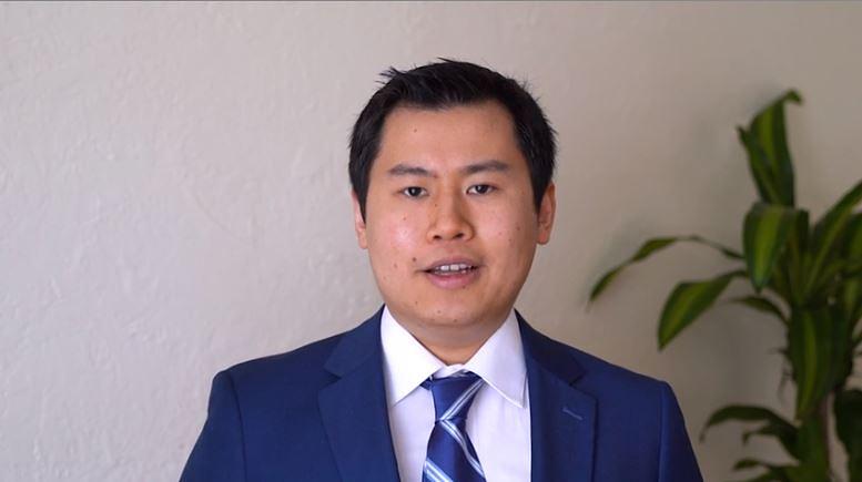 David Li je prihvatio nagradu u ime izdavačke kuće Minghui na dodjeli nagrada IBPA, koja je ove godine održana putem interneta