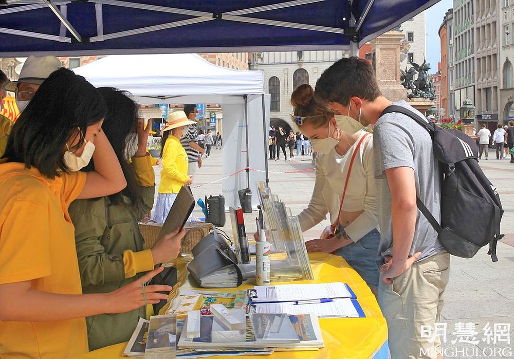 Lokalni stanovnici potpisuju peticiju kojom pokazuje svoju podršku okončanju progona
 