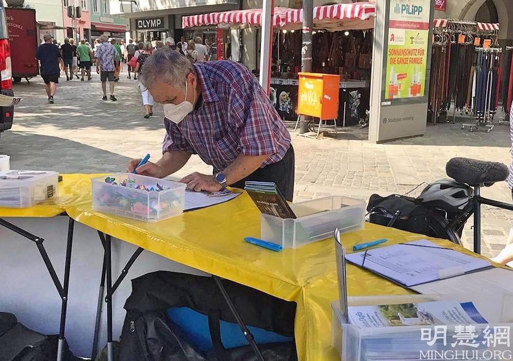 Stanovnici potpisuju peticiju za okončanje progona.