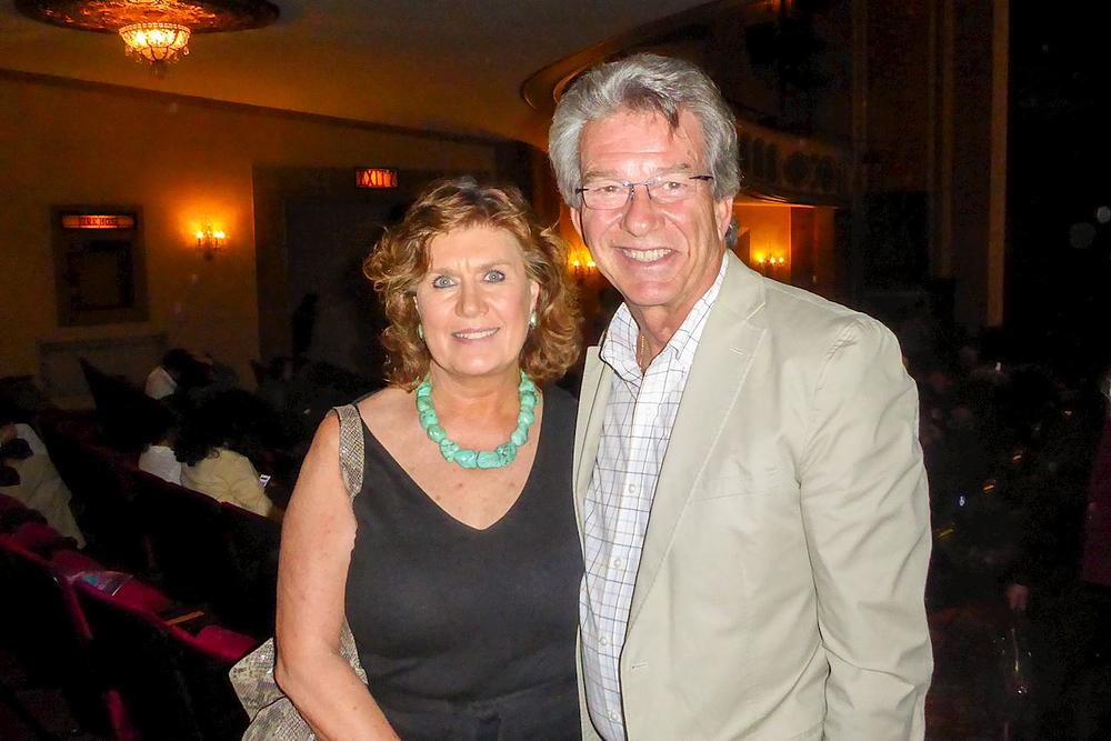 Vlasnik finansijske firme Art Mocabee i njegova prijateljica Gloria Gibney su bili impresionirani predstavom 25. jula.
 