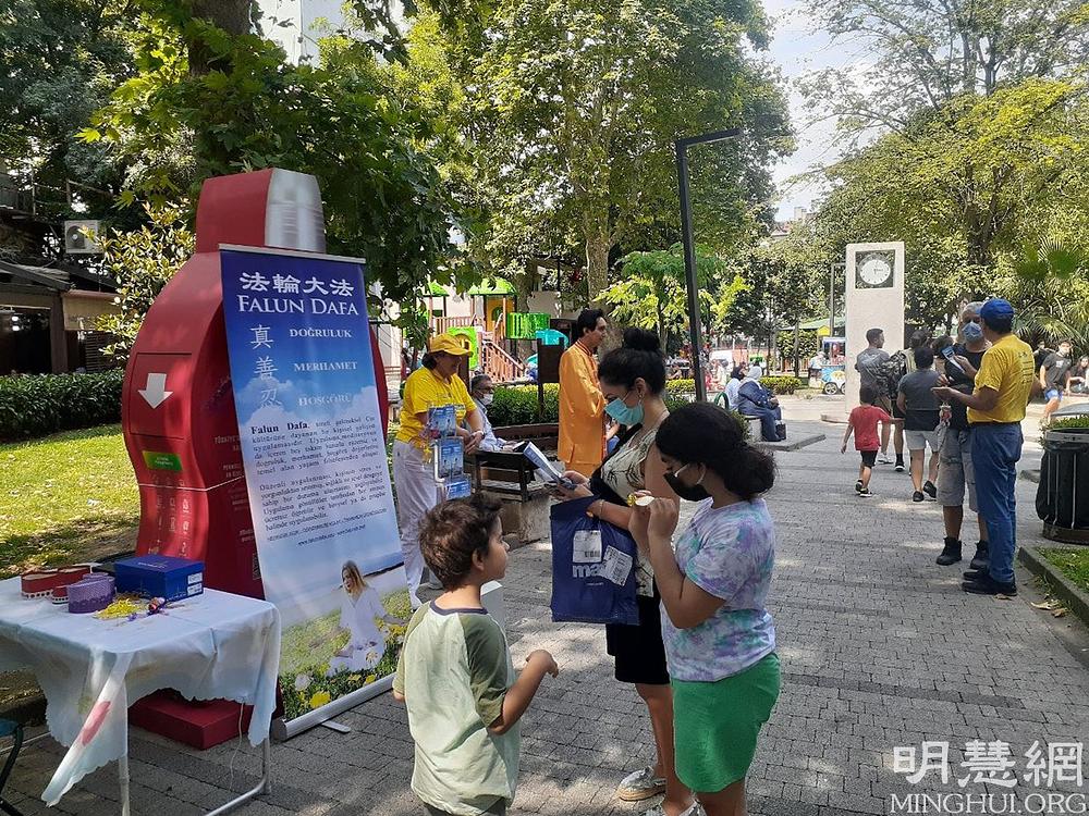 Prolaznici čitaju informativne plakate i brošure 