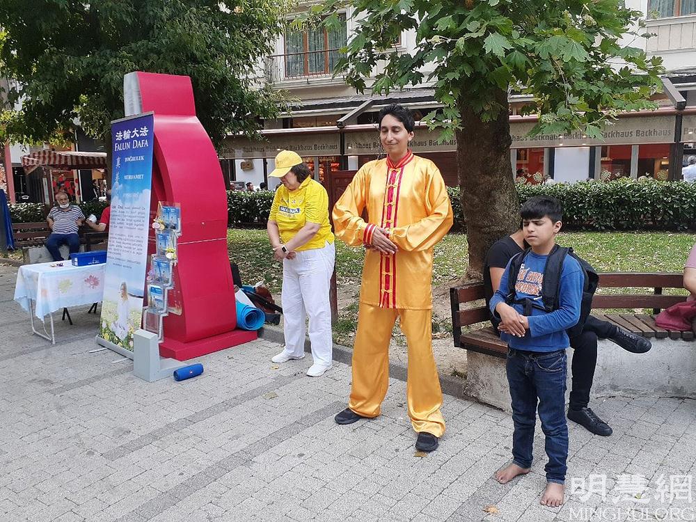 Dječak uči Falun Dafa vježbe 