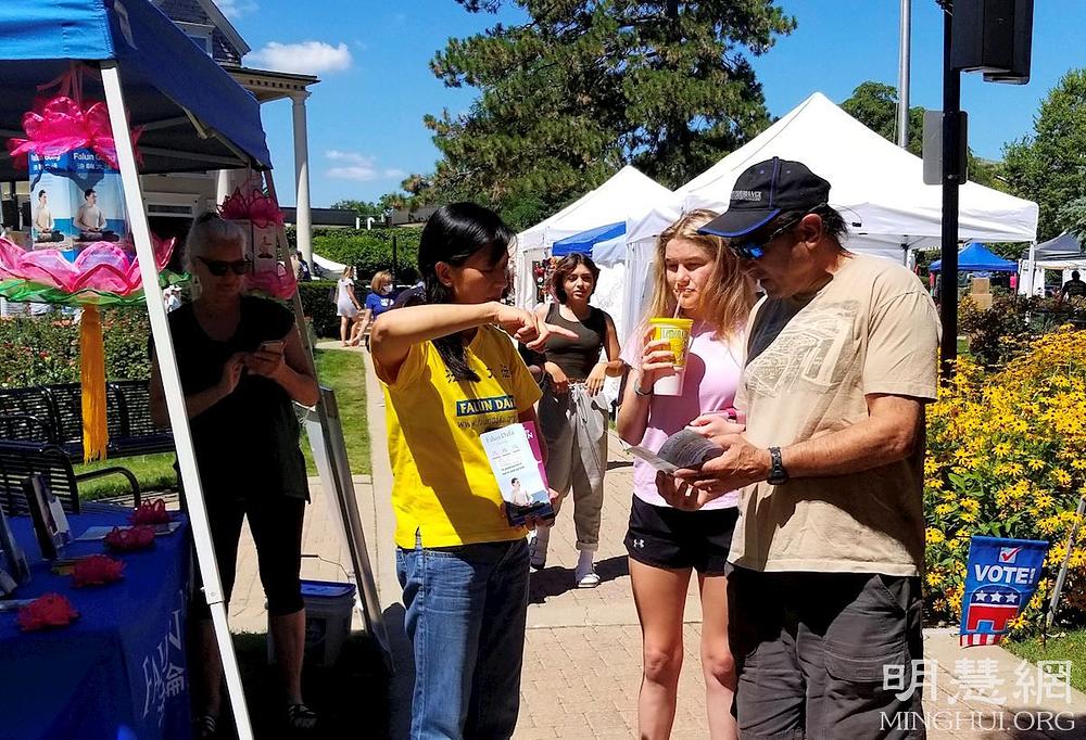 Nakon što je saslušao praktikantov uvod, Bernie (desno), je rekao da želi naučiti Falun Dafa.
 