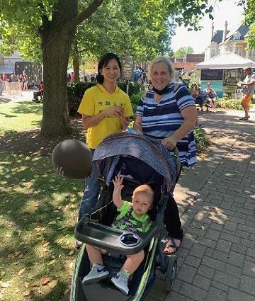 Sue (desno) je rekla da se u nedjelju namjerava pridružiti grupnom prakticiranju sa praktikantima.
 