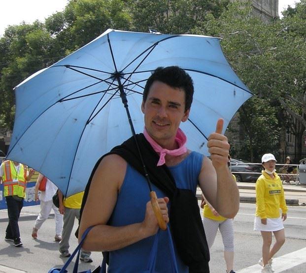  Alex Nicolas, stanovnik Toronta, je na tečnom kineskom rekao: „Učinili ste divnu stvar! Navijam za vas!”
