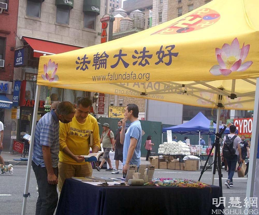 Učitelj borilačkih vještina Salvatove Branciforte sluša dok praktikant objašnjava o Falun Dafa.