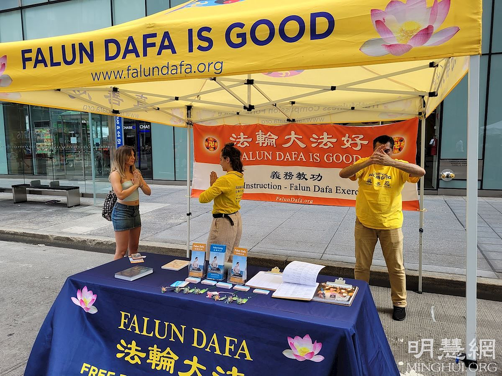 Hailey (lijevo) od praktikanta uči vježbe.