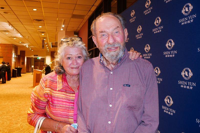 Paul Opler, profesor entomologije i Evi Buckner-Opler, penzionisana učiteljica i umjetnica drvorezbarstva, su gledali Shen Yun u Greeleyu, Colorado, 31. jula.