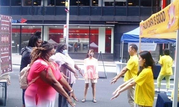 Pritchett (druga lijevo), iz Mississippija, njena majka (treća lijevo) i njena starija sestra (prva lijevo) uče Falun Dafa vježbe.