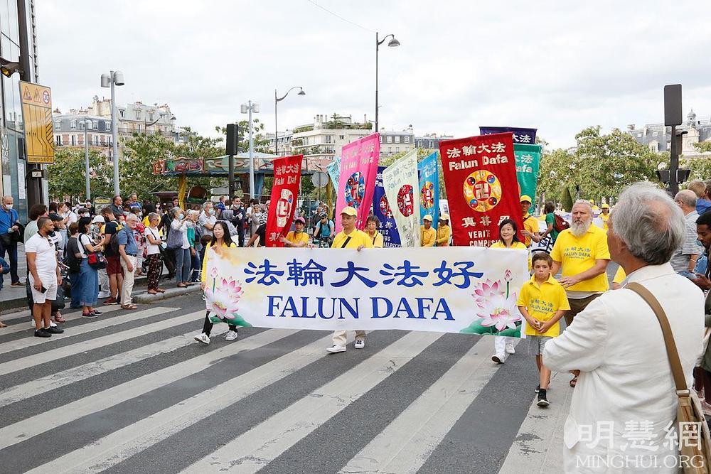 Parada je krenula sa Trga Italije.