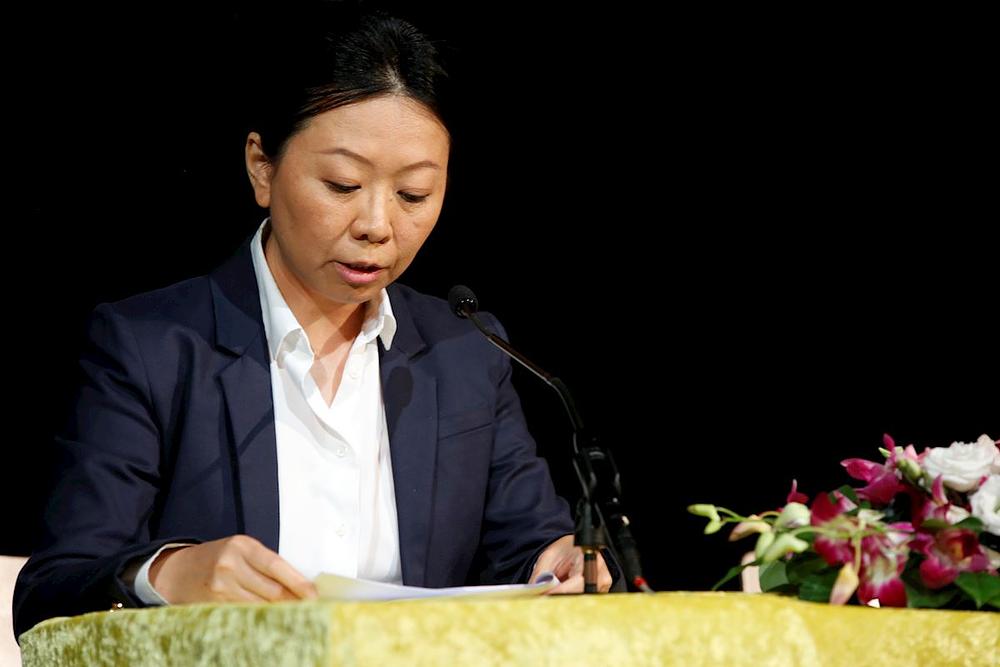 Gospođa Huang radi na francuskoj NTD televiziji.