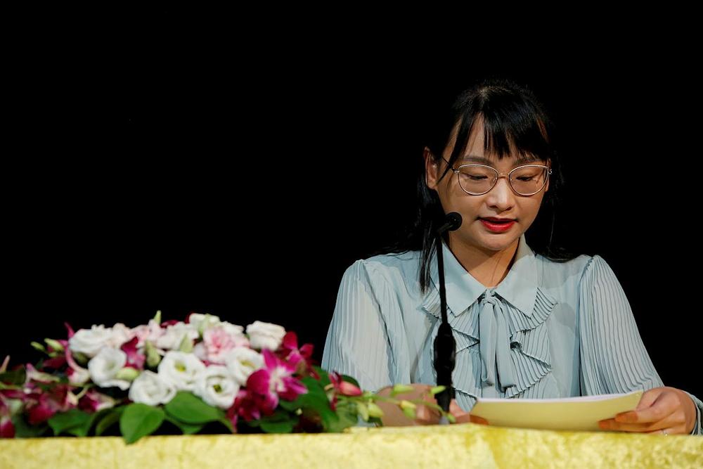 Gospođa He govori na konferenciji.