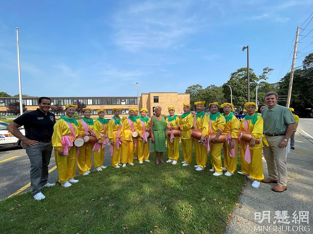 Michael Durso (prvi s lijeva), članica skupštine države New York, i drugi zvaničnici sa praktikantima