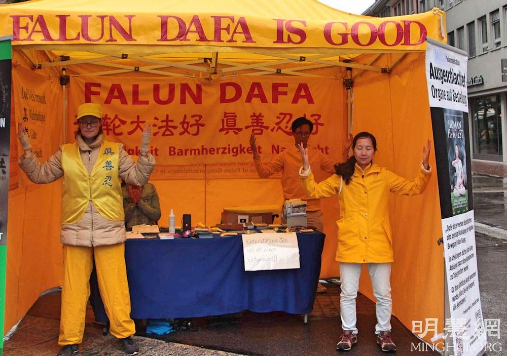 Praktikanti su nastavili demonstrirati izvođenje vježbi i razgovarati s ljudima uprkos povremenoj kiši. 