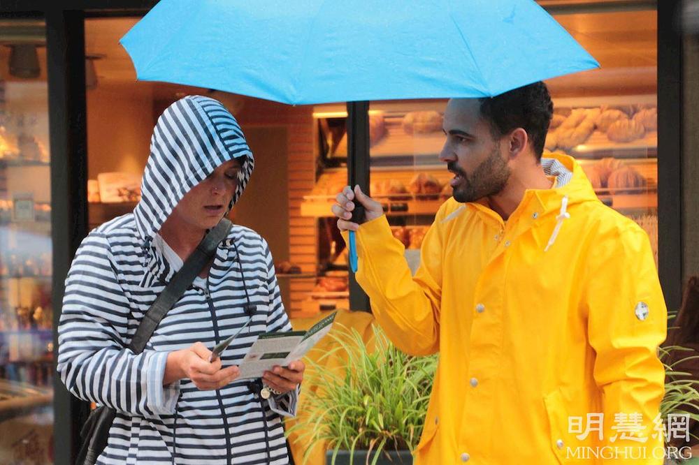 Iznenadna oluja s grmljavinom nije spriječila ljude da požele saznati više o Falun Dafa i progonu.
 