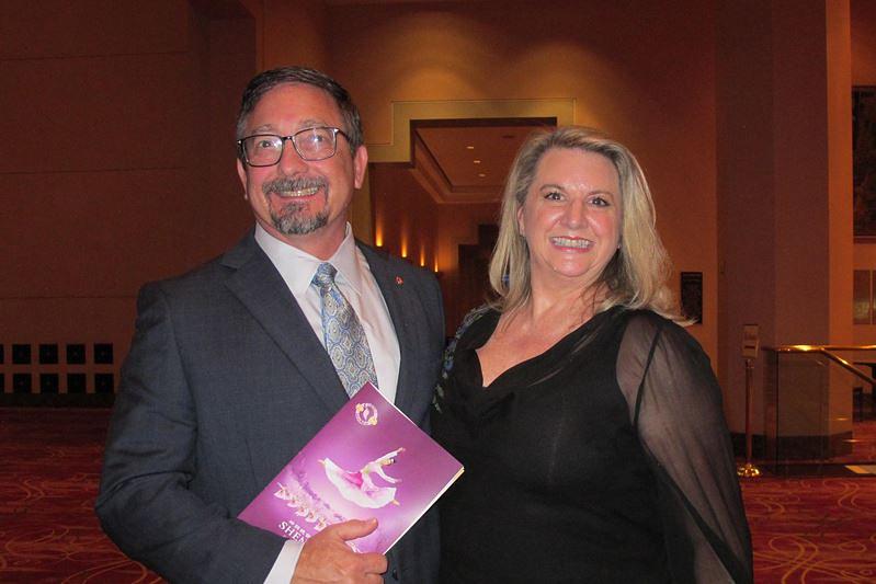 Angela Hayes, bivša plesna pedagoginja i direktorica grupe scenskih umjetnosti, i njen zaručnik Scott Bushnell, uživali su u predstavi Shen Yuna u Houtsonskom pozorištu Wortham Center Brown, 18. septembra 2021. godine.